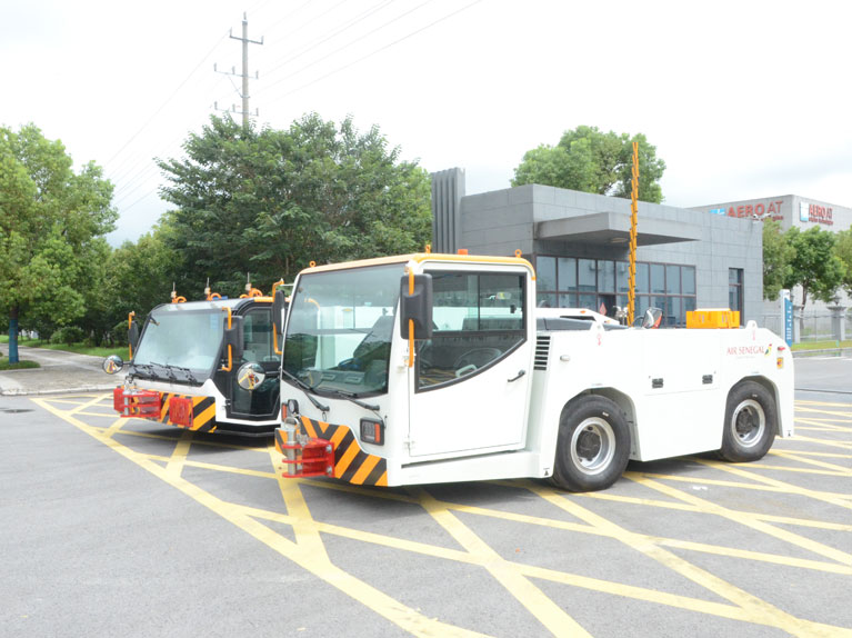 aircraft tractor самолет-тягач