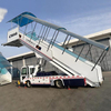 Трап для посадки пассажиров на грузовике с двигателем для самолетов в аэропорту