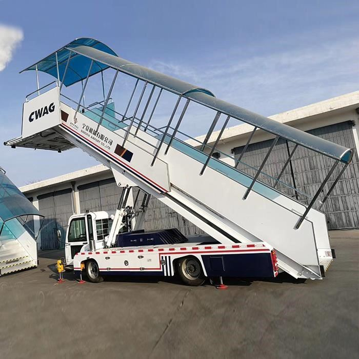 Пассажирская лестница самолета снаряженной массой 2100 кг