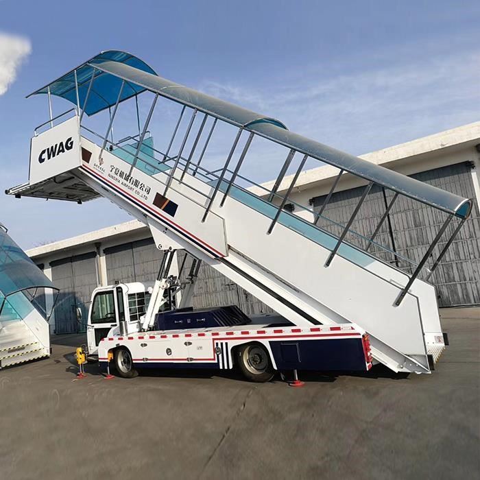Лестница для посадки пассажиров в самолет Лестница в самолете