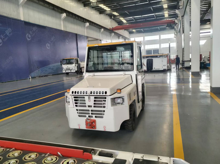 Багажный буксирный тягач