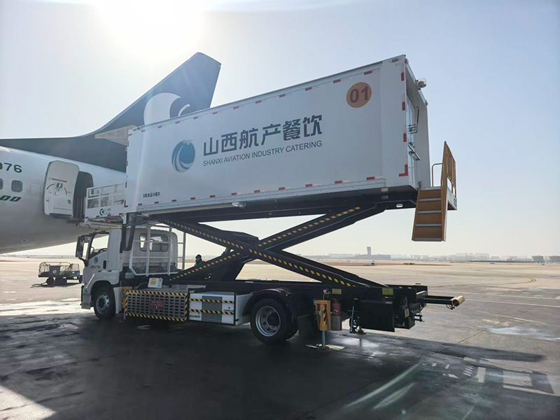 Электрический грузовик для кейтеринга для самолетов