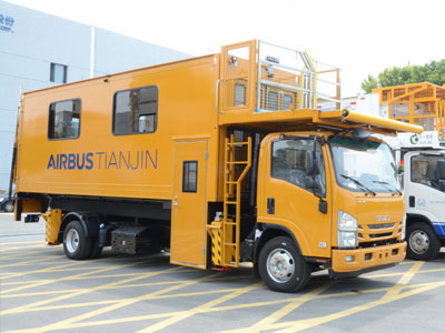 Рабочая платформа для грузовых автомобилей Ambulift (дизель) в аэропорту