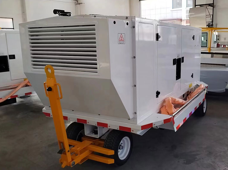 Буксируемое транспортное средство с источником питания переменного/постоянного тока. Автомобиль с источником питания состоит из: двигателя, генератора, системы регулирования напряжения, системы защиты частоты, системы защиты напряжения, системы защиты нагрузки, системы управления выходом, операционной системы, системы вывода, шасси прицепа и т. д. Он может соответствовать требованиям стабильности частоты и напряжения для самолетов, использующих среднечастотные источники питания. Автомобиль с электропитанием может работать в течение всего дня и обладает превосходными водонепроницаемыми, влагозащищенными и антикоррозийными функциями. Он также оснащен дождезащитным устройством для вилки кабеля. Номинальные характеристики транспортных средств с источниками питания переменного/постоянного тока a. Выходная мощность: ≥140 кВА; б. Номинальная мощность: ≥112 кВт; в. Коэффициент мощности: 0,8; д. Номинальный ток: 404А; е. Выходное напряжение: 115/200 В; ф. Частота (Гц): 400 Гц; Внешние размеры автомобильного блока питания переменного/постоянного тока a. Длина: 3390 мм (в сложенном виде) b. Ширина: 1900 мм; в. Высота: 1825 мм (без учета полицейских фонарей) d. Общий вес устройства: ≤2800 кг. Параметры двигателя: рядный дизельный шестицилиндровый двигатель с водяным охлаждением, с турбонаддувом, промежуточным охлаждением, электронный впрыск топлива, максимальная мощность: 164 кВт/2200 об/мин, скорость вращения: 1846 об/мин, стандарт выбросов: EU STAGE 3A; Генератор: синхронный бесщеточный генератор трехфазного переменного тока средней частоты.