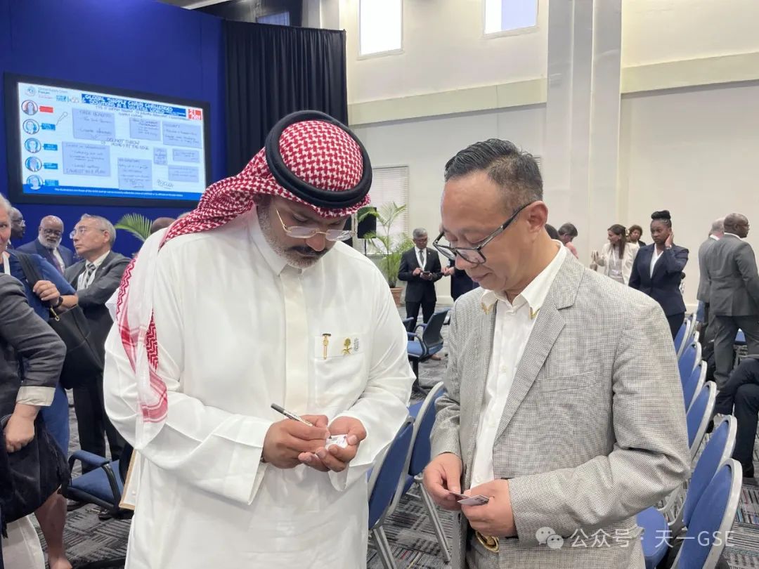 Представители министерства инвестиций Саудовской Аравии вручают визитные карточки Ма Хайбину, председателю Jiangsu Tiani Aviation Industry Co.