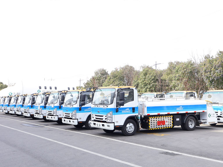 Грузовик для подачи питьевой воды в аэропорту