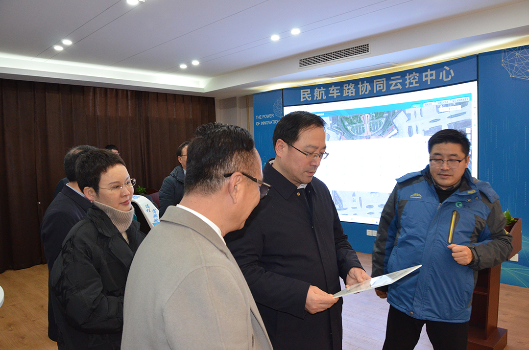 Г-н Ван Шаньхуа, председатель совета директоров, наблюдал за демонстрацией дистанционного управления вождением и правами интеллектуальной собственности компании.