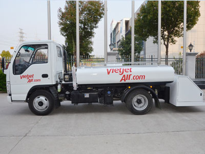 Сборка системы водоснабжения грузовика с питьевой водой в аэропорту