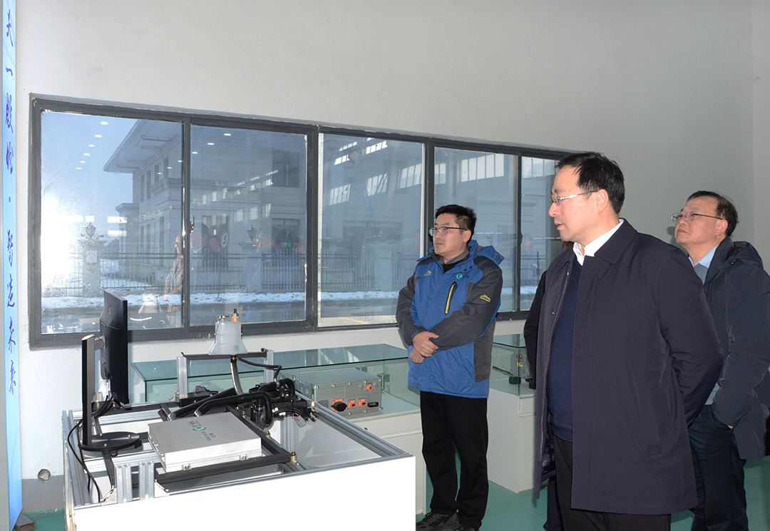 Президент Ван Шаньхуа осмотрел основное оборудование предприятия, связанное с технологией автоматического вождения.